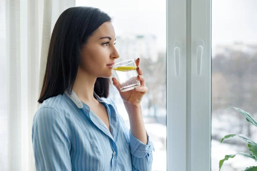 Voda s limunom i vaša koža: Prednosti za kolagen i mladalački sjaj, ali i moguće neželjene reakcije